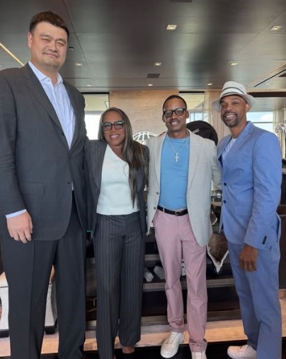 世俱杯2025回放-岁月如梭！WNBA名宿晒出与姚明&amp;弗朗西斯及阿尔斯通合影